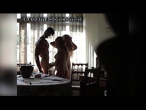 ❤️ Babaturan séks ngajak saurang lalaki raksasa sareng tiluan sareng anjeunna porno di urang