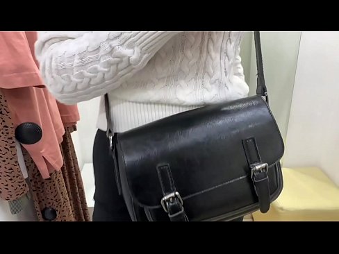 ❤️ Masturbasi umum tina jalang ngora FeralBerry sareng dildo di kamar pas porno di urang